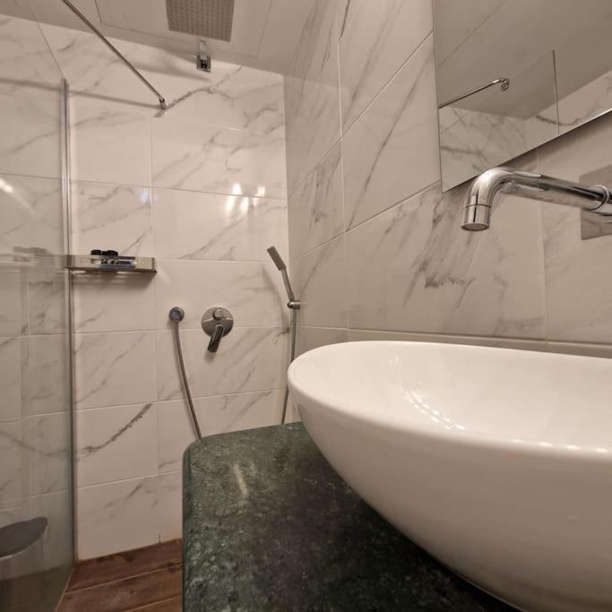 Chic Apt Near Acropolis - Avdi Square Athene Buitenkant foto