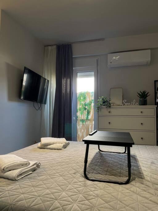 Chic Apt Near Acropolis - Avdi Square Athene Buitenkant foto