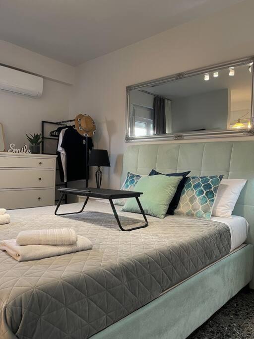 Chic Apt Near Acropolis - Avdi Square Athene Buitenkant foto