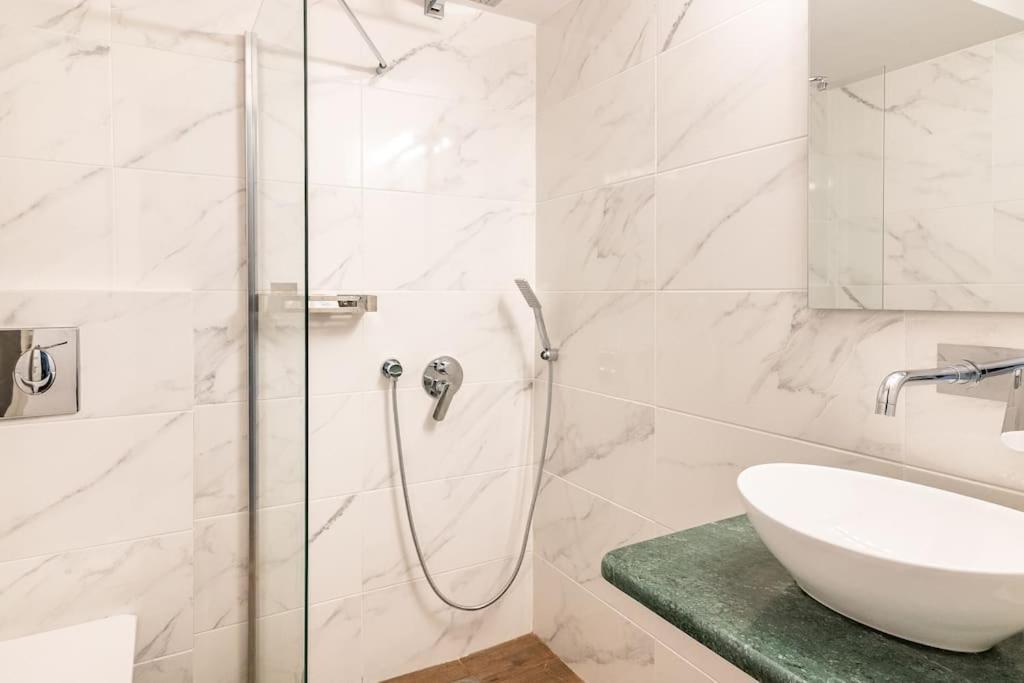 Chic Apt Near Acropolis - Avdi Square Athene Buitenkant foto