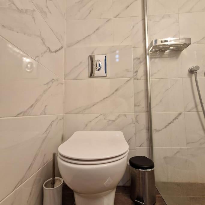 Chic Apt Near Acropolis - Avdi Square Athene Buitenkant foto