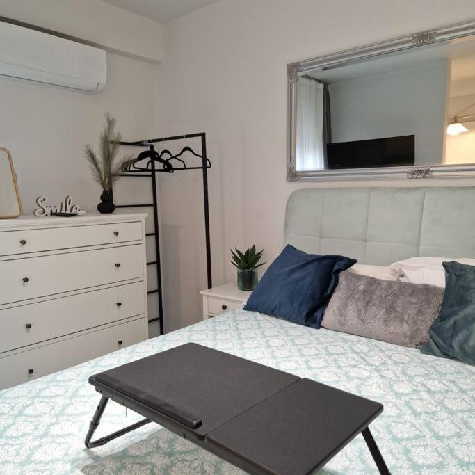 Chic Apt Near Acropolis - Avdi Square Athene Buitenkant foto